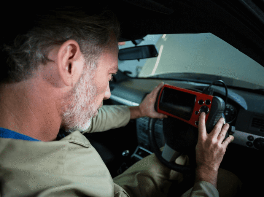 Automobilio ekologinių sistemų korekcija ir diagnostika naudojant profesionalią kompiuterinę įrangą.