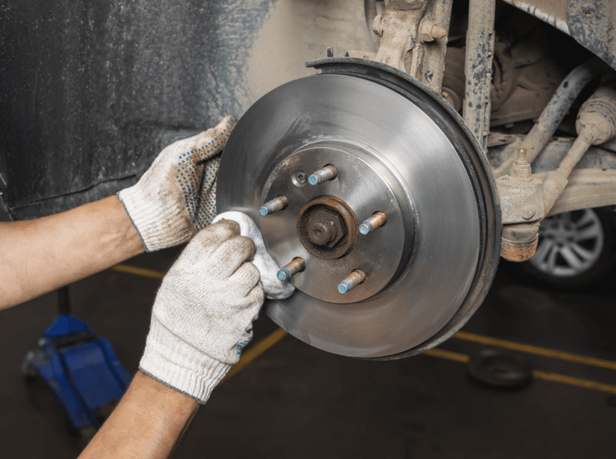 Automobilio stabdžių diskų patikra ir keitimas autoservise – profesionalūs stabdžių sistemos darbai